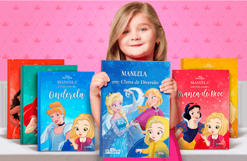 Foto de uma criança com sua coleção A Magia da Disney! da Editora Dentro da História