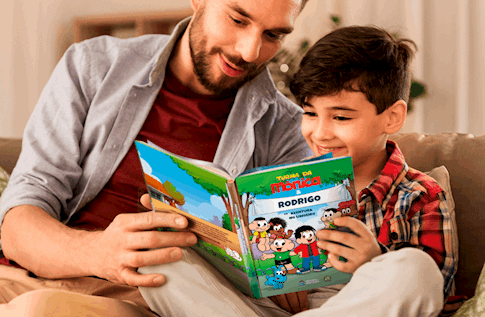 Foto de uma criança com sua coleção Best Sellers da Turma da Mônica da Editora Dentro da História