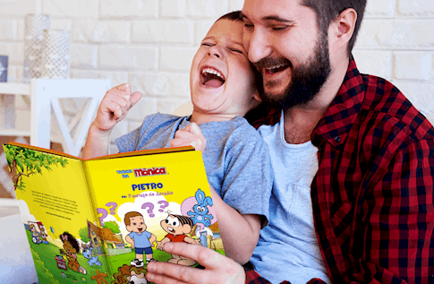 Foto de uma criança com sua coleção Best Sellers da Turma da Mônica da Editora Dentro da História