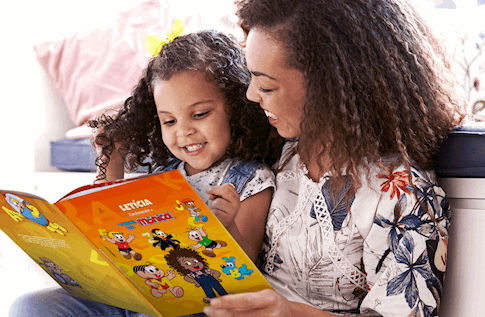 Foto de uma criança com sua coleção Best Sellers da Turma da Mônica da Editora Dentro da História