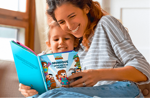 Crianças brincando com seus livros personalizados da Turma da Mônica - Brincadeiras Criativas