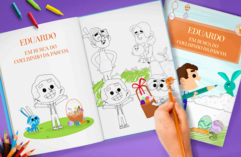Crianças brincando com seus livros personalizados de Colorindo a Páscoa