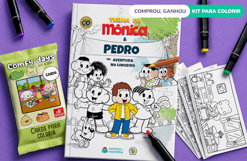 Crianças brincando com seus livros personalizados de Colorindo Aventuras no Limoeiro