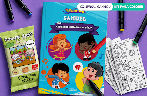 Crianças brincando com seus livros personalizados de Colorindo Histórias da Bíblia