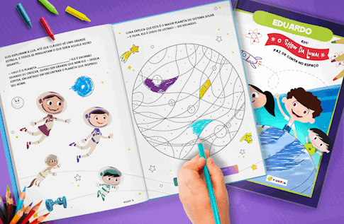 Crianças brincando com seus livros personalizados de Show da Luna - Faz de Conta no Espaço