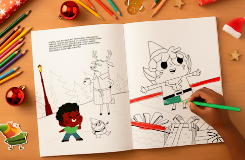 Crianças brincando com seus livros personalizados do Colorindo o Natal
