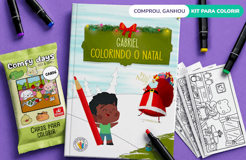 Crianças brincando com seus livros personalizados do Colorindo o Natal
