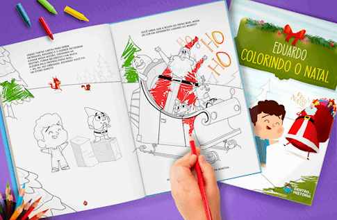 Crianças brincando com seus livros personalizados do Colorindo o Natal