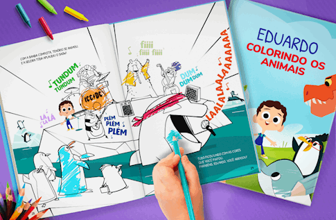 Criança colorindo o livro personalizado dos animais
