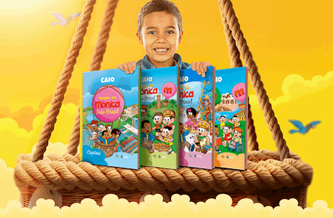 Foto de uma criança com sua coleção Turma da Mônica pelo Brasil da Editora Dentro da História