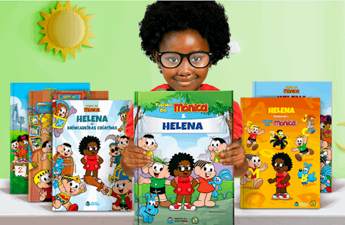 Foto de uma criança com sua coleção Diversão com a Turminha da Editora Dentro da História