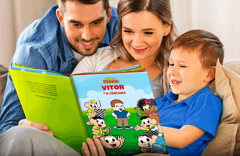 Foto de uma criança com sua coleção Diversão com a Turminha da Editora Dentro da História