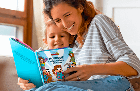 Foto de uma criança com sua coleção Diversão com a Turminha da Editora Dentro da História