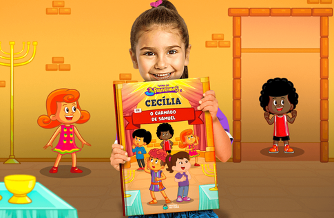 Foto de uma criança com sua coleção Brincando com Fé e Generosidade! da Editora Dentro da História