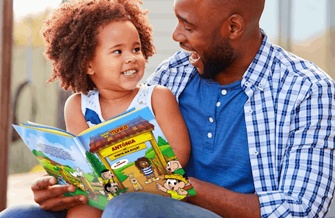 Foto de uma criança com sua coleção Lendo com a Turminha da Editora Dentro da História