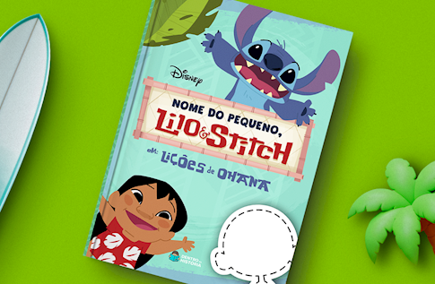 Crianças brincando com seus livros personalizados de Lilo & Stitch Lições de Ohana