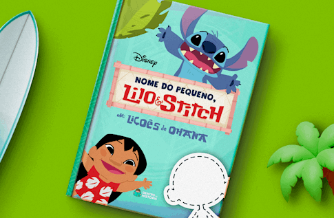 Crianças brincando com seus livros personalizados de Lilo & Stitch Lições de Ohana