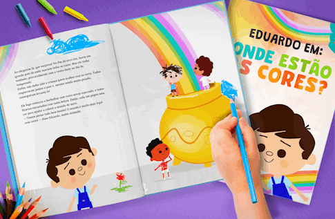 Crianças brincando com seus livros personalizados do Onde estão as cores