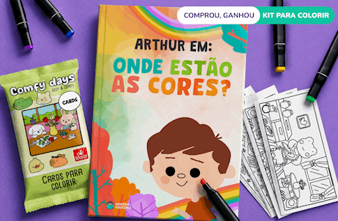 Crianças brincando com seus livros personalizados do Onde estão as cores