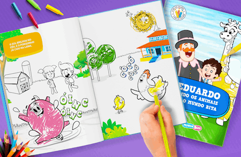 Crianças brincando com seus livros personalizados do Pintando os Animais