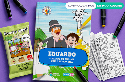 Crianças brincando com seus livros personalizados do Pintando os Animais