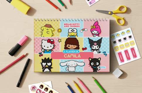 Crianças brincando com seu Planner 2026 da Hello Kitty & Amigos
