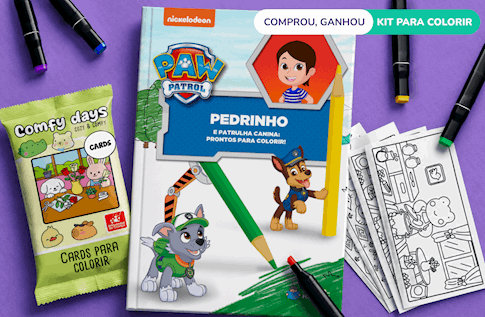 Crianças brincando com seus livros personalizados do Prontos para Colorir