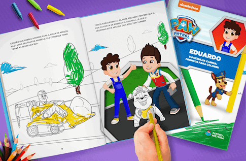 Crianças brincando com seus livros personalizados do Prontos para Colorir