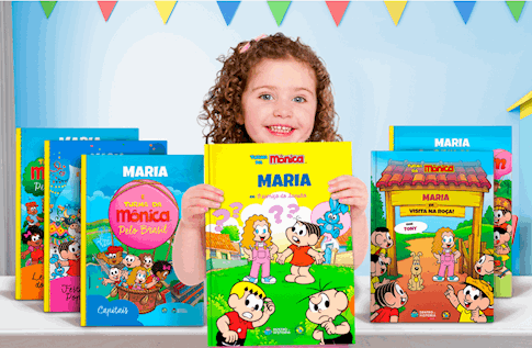 Foto de uma criança com sua coleção Viagem pelo Brasil Turma da Mônica da Editora Dentro da História